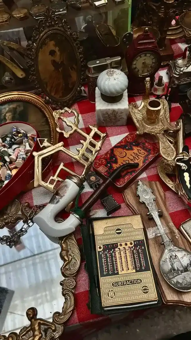 Suelo de madera antiguo durante una reforma en una casa española