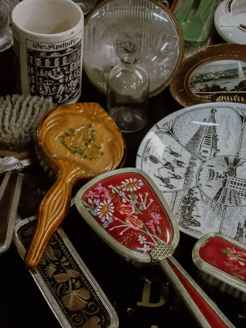 Mesa de documentación con cinta métrica, cuaderno y objeto antiguo